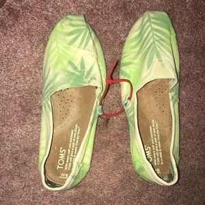 Toms with palm leaf print